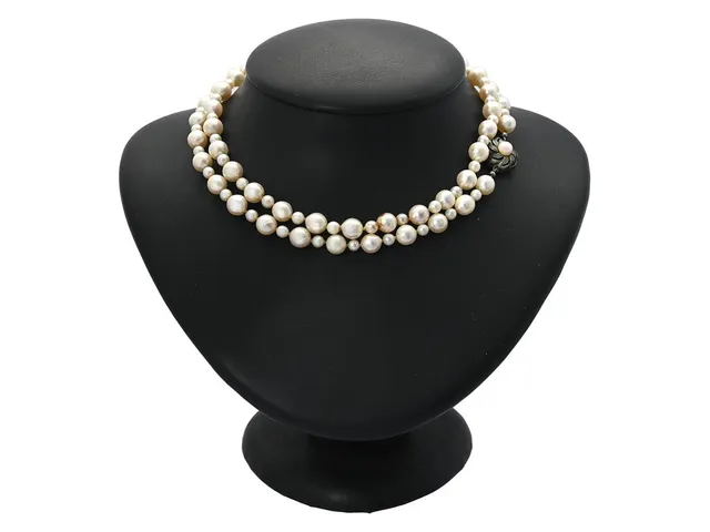 PÄRLCOLLIER, odlade pärlor ca 4,5 / 7 mm, längd 72 mm, vikt 36,5 g, knutet.