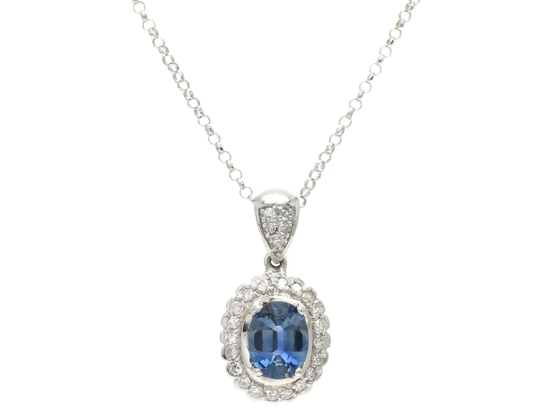 CARMOSÉHÄNGE, 18K vitguld, safir ca 1,71 ct, 25 åttkantslipade diamanter ca 0,39 ctv ca W/SI, längd 45 cm, vikt 5,7 g, en diamant är skadad och en har nagg. — Smycken/Hänge med kedja — Kaplans