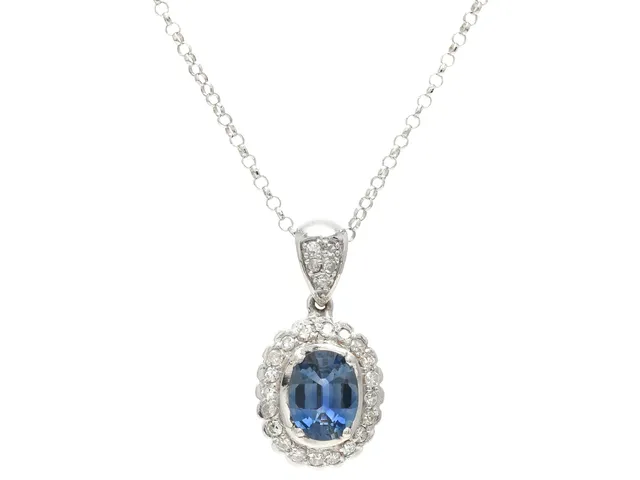 CARMOSÉHÄNGE, 18K vitguld, safir ca 1,71 ct, 25 åttkantslipade diamanter ca 0,39 ctv ca W/SI, längd 45 cm, vikt 5,7 g, en diamant är skadad och en har nagg.