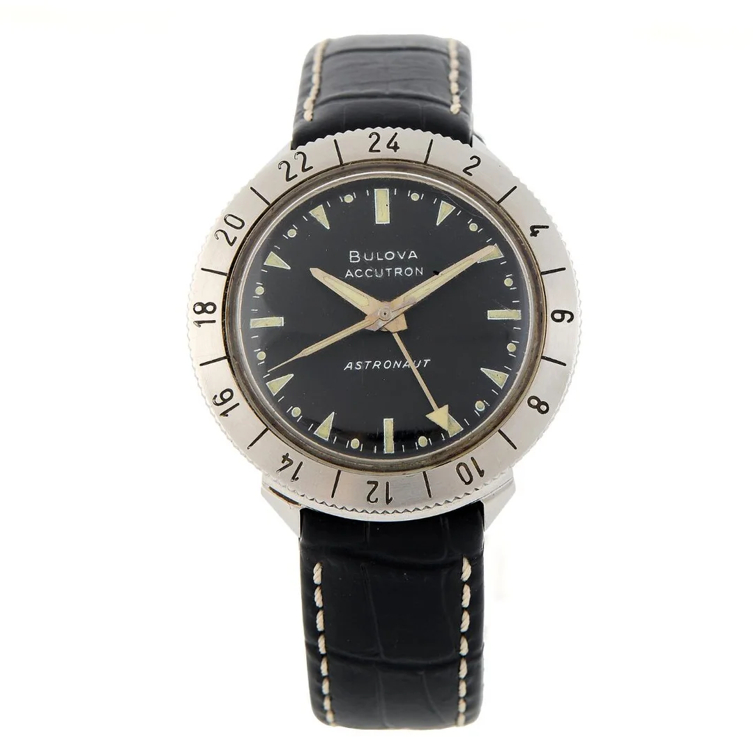 Accutron “Astronaut” of steel, ref. M9. Electronic tuning fork movement. Black embossed crocodile strap with C-clasp of steel. Ø 37 mm. 1969. — Clocks & watches/Wristwatches — Bruun Rasmussen