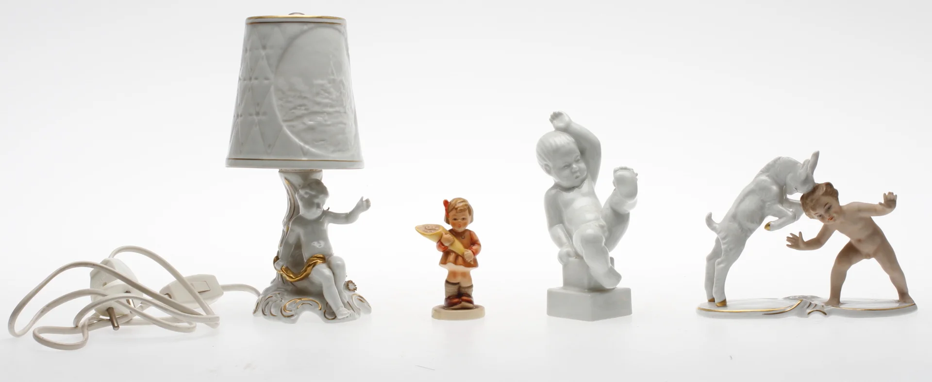 FIGURINER samt LAMPA, keramik, 4 delar, bland annat MJ Hummel. — European — Gomér & Andersson Linköping