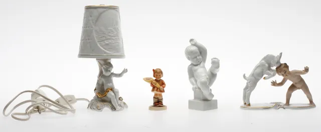FIGURINER samt LAMPA, keramik, 4 delar, bland annat MJ Hummel.