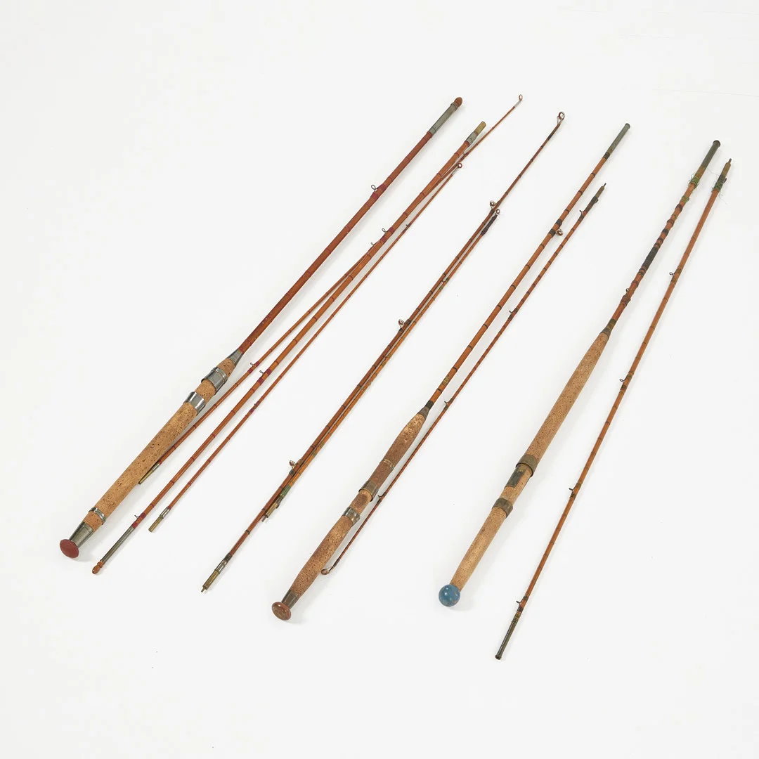 FLUGFISKESPÖN, 3 st bl.a. Milward, Henry Wilkes & Co, bambu, handtag i kork. — Fishing equipment — Stockholms Auktionsverk Magasin 5