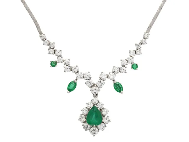 COLLIER, 18K vitguld, smaragder ca 1,50 ctv, 35 briljantslipade diamanter ca 2,80 ctv, ca River-TW/VVS-VS, längd 42 cm, vikt 15,5 g.