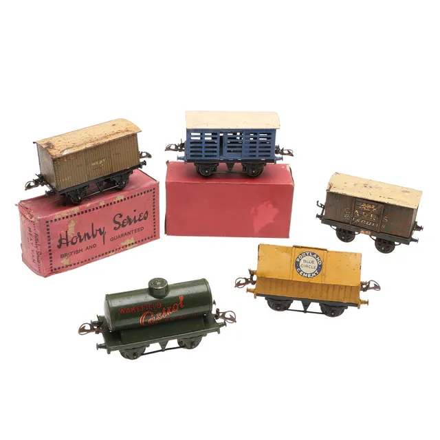 A GROUP OF HORNBY O GUAGE ROLLING STOCK.