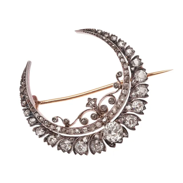 A VICTORIAN DIAMOND CRESCENT BROOCH.