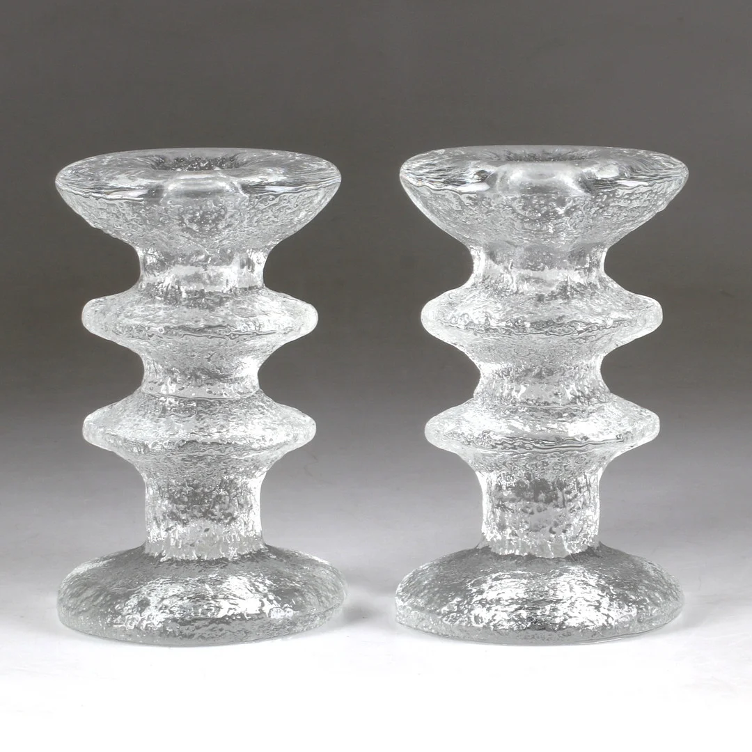TIMO SARPANEVA. Ljusstakar, 2 st, glas, "Festivo", iittala, Finland. — Candlesticks — Stadsauktion Sundsvall