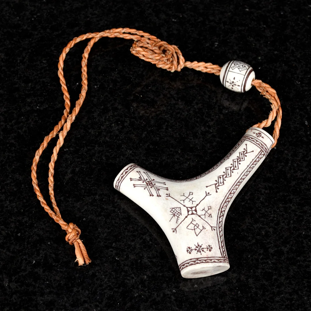 BERTIL ANDERSSON. Hammare, Sameslöjd, Signerad 1900-tal. — Sami Arts & Crafts — Norrlands Auktionsverk