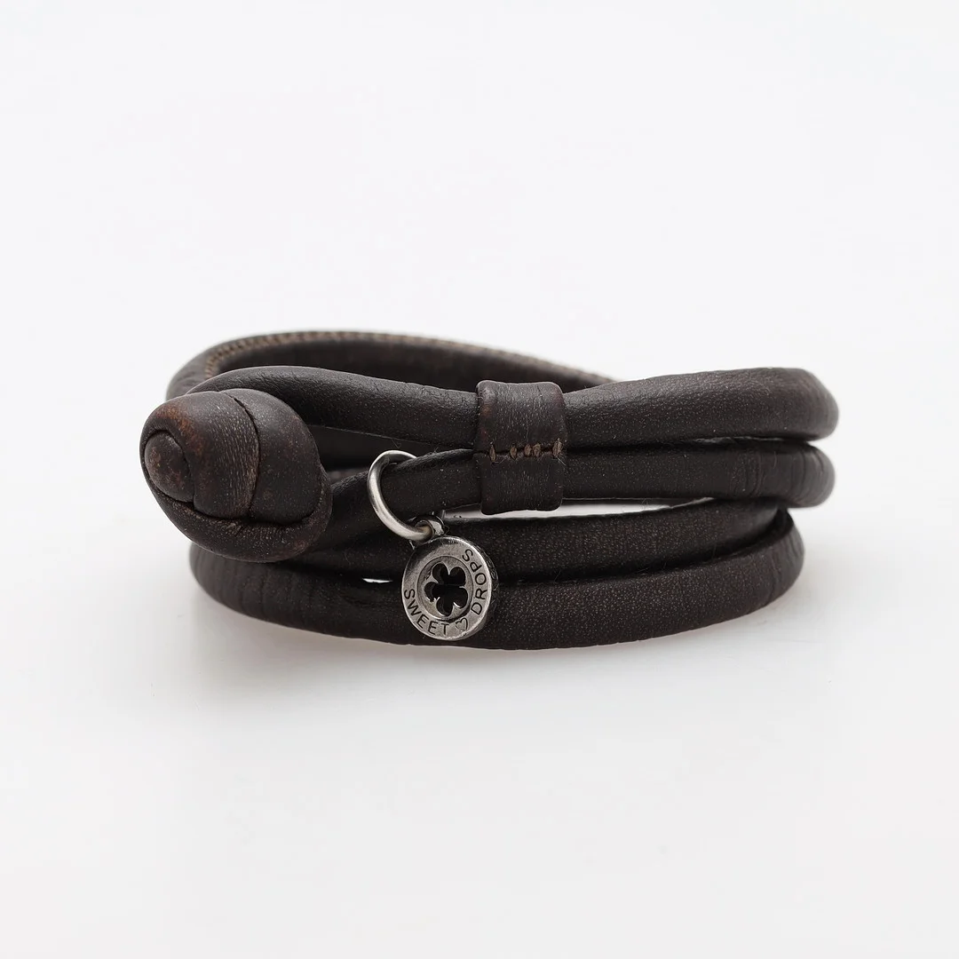 CHARLOTTE LYNGGAARD. Armband, "Charlotte", läder, Sweet Drops, Ole Lynggaard. — Bracelets — Växjö Auktionskammare