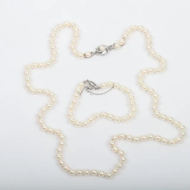 COLLIER SAMT ARMBAND, snäckskalspärlor med lås av silver.