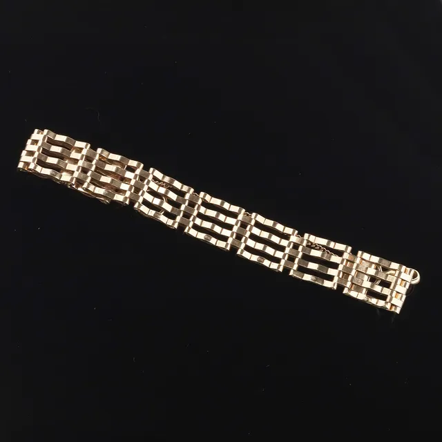 A 9CT GOLD GATE LINK BRACELET.