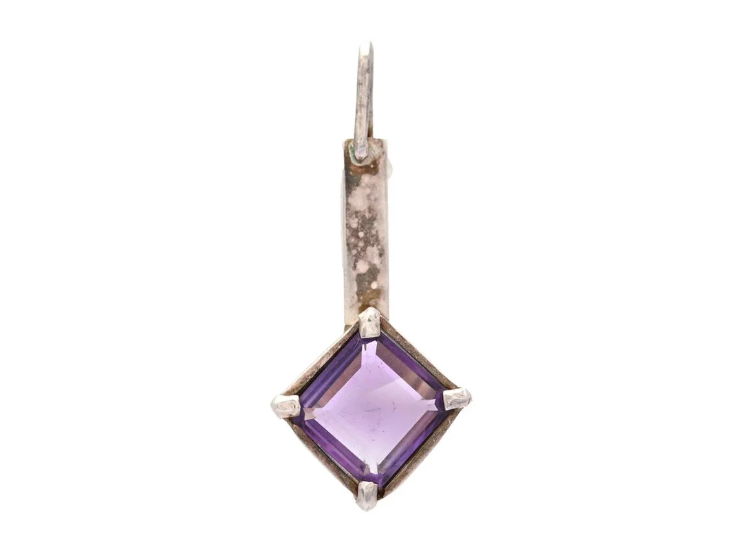 HÄNGE, sterlingsilver, med fasettslipad ametist, 2007, längd: 4 cm, vikt: 8,1 g, något skev. — Smycken/Hänge — Kaplans