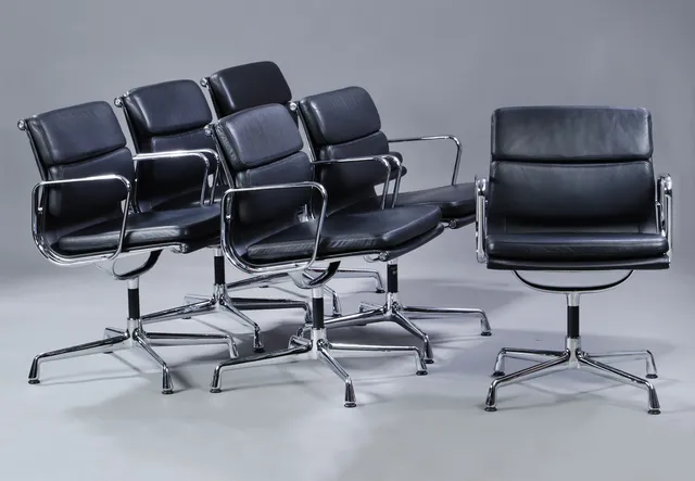 Charles Eames. Et sæt på seks Soft Pad armstole, model EA-208, sort læder, Charles & Ray Eames. Konference/spisebord 'Segmented table'. (7)
