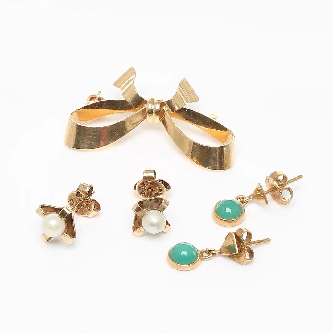 ÖRHÄNGEN 2 par samt BROSCH, 18k guld. 1900-tal. — Jewellery — Auktionshuset Kolonn