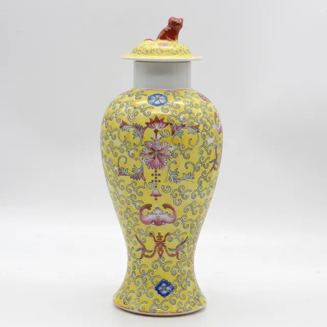 FAMILLE ROSE DECKELVASE, GELB, PORZELLAN, BLUMENDEKOR, CHINA, UM 1900-1950.