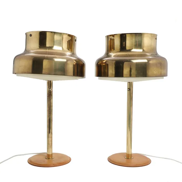 “Bumling”. Pair of brass table lamps, bases clad with leather. Manufactured by Ateljé Lyktan, Sweden. H. 71. Diam. 39 cm. (2)