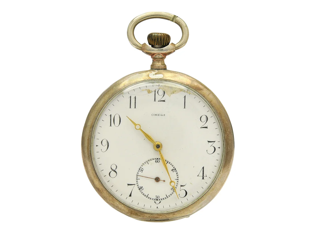 OMEGA, fickur, 53,5 mm, Boett nr. 4543732, silver, ankargång, skadad urtavla, defekt, bucklor, ca 1912. — Klockor/Omega — Kaplans