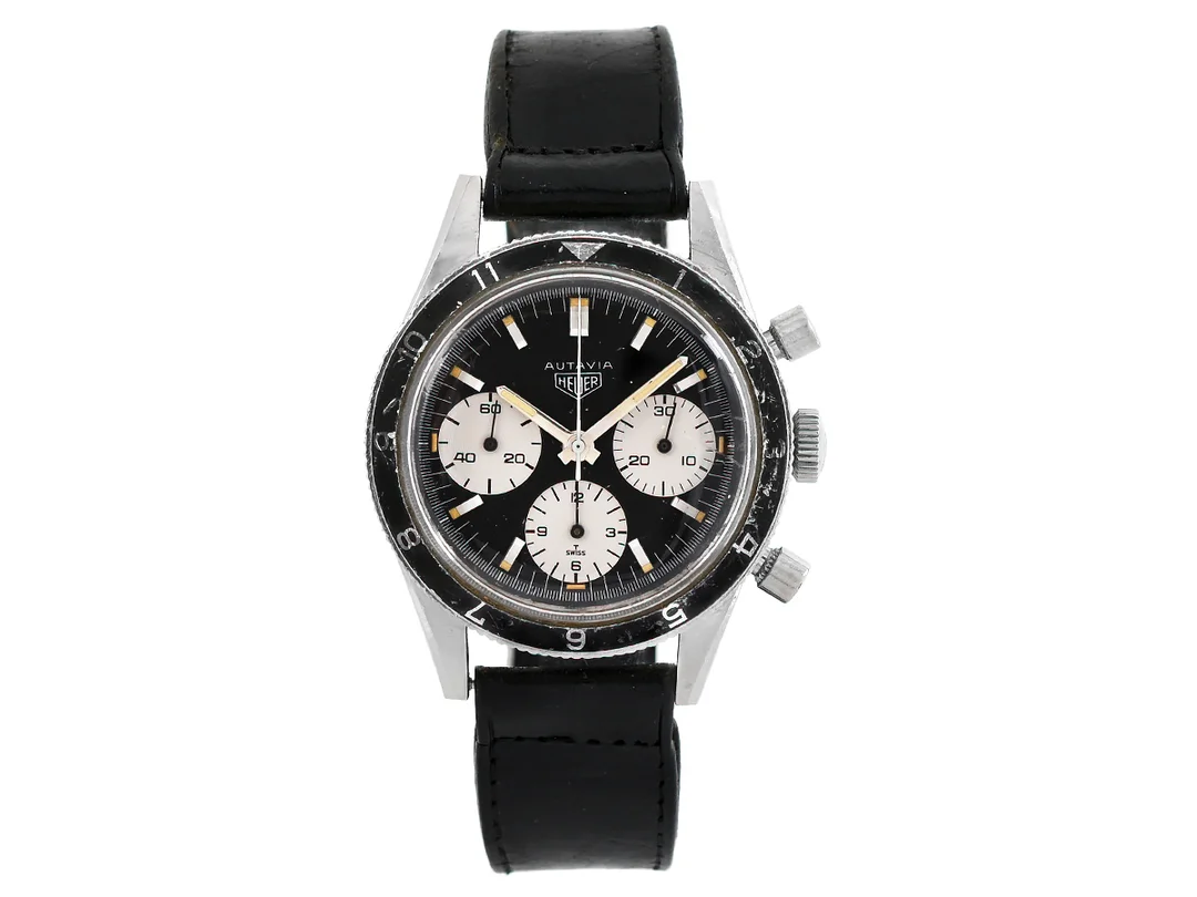 HEUER, Autavia, s.k. "Jochen Rindt", "Screw-back Case", "12H-Bezel", "3rd Execution Dial & Hands", Cal Valjoux 72 (MN), Serie nr. 95507, Ref nr. 2446, kronograf (nollställer ej), herrur, 38,8 mm, stål, manuell, plexiglas, boett signerad "Heuer Leonidas S.A.", läderband, ca 1968. — Klockor/Heuer — Kaplans