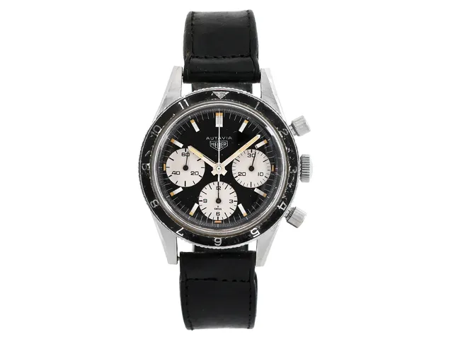 HEUER, Autavia, s.k. "Jochen Rindt", "Screw-back Case", "12H-Bezel", "3rd Execution Dial & Hands", Cal Valjoux 72 (MN), Serie nr. 95507, Ref nr. 2446, kronograf (nollställer ej), herrur, 38,8 mm, stål, manuell, plexiglas, boett signerad "Heuer Leonidas S.A.", läderband, ca 1968.