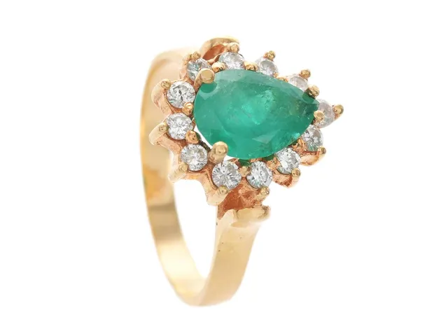 CARMOSÉRING, 18K guld, droppslipad smaragd ca 1,5 ct, 12 briljantslipade diamanter ca 0,25 ctv, stl 16,5 mm, vikt 4 g, smaragden har nagg.