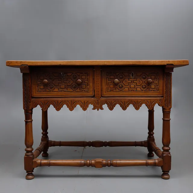 Baroque style side table in carved and turned walnut, 20th Century.