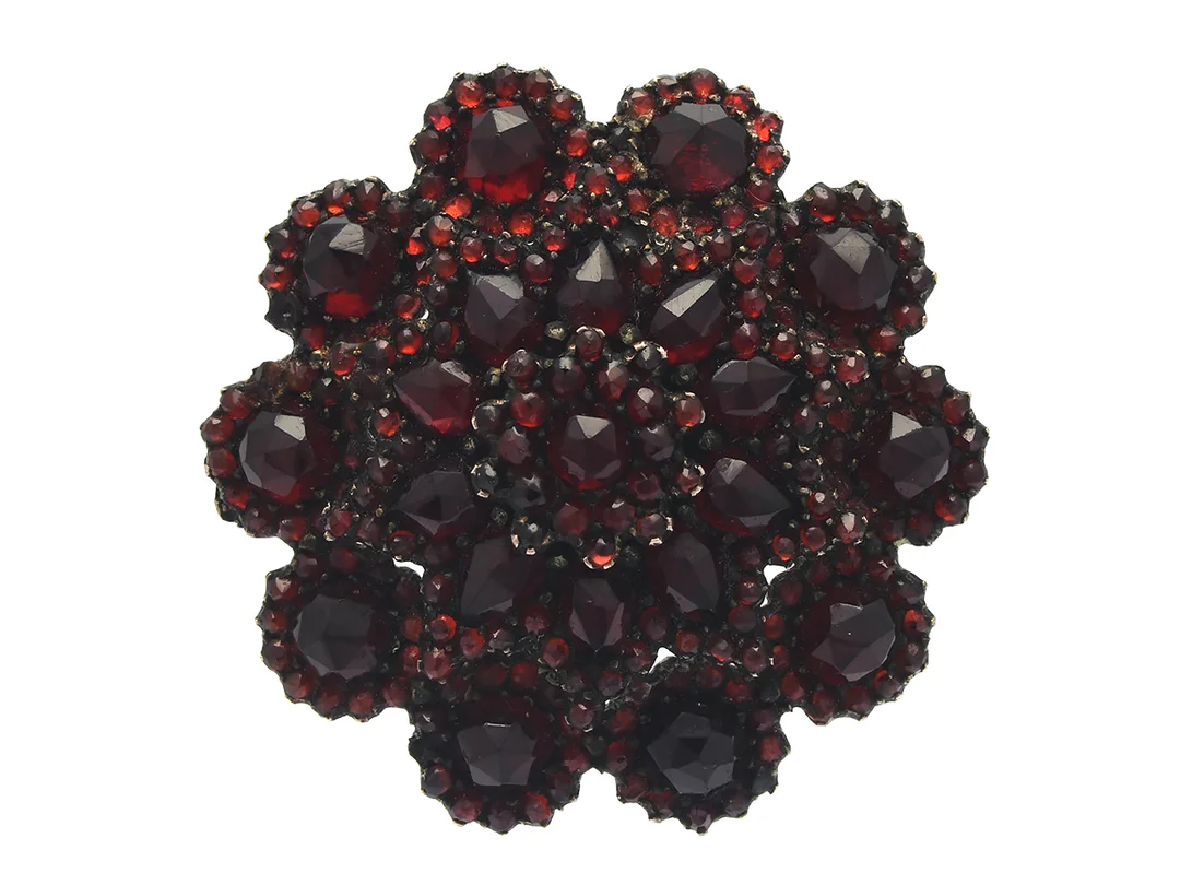 BROSCH, metall, granater, stl 3,5 x 3,5 cm, en granat skadad. — Smycken/Brosch — Kaplans