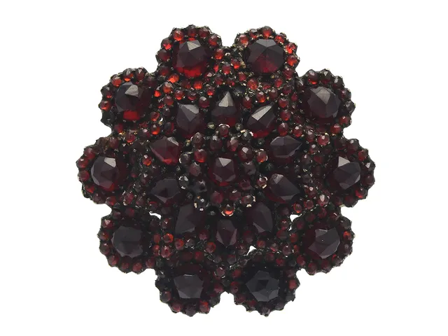 BROSCH, metall, granater, stl 3,5 x 3,5 cm, en granat skadad.