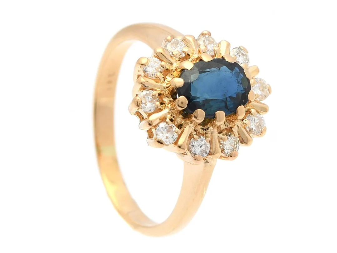 CARMOSÉRING, 18K guld, safir, briljantslipade diamanter 0,40 ctv enligt gravyr, ca TW-Ca/VS-P, stl 16,75 mm, vikt 4,4 g, enstaka diamanter med nagg och skador, safir med nagg och slitna fasettkanter. — Smycken/Carmoséring — Kaplans