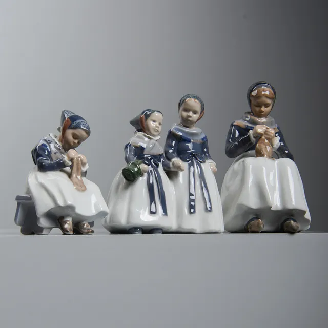 LOTTE BENTER. Figuriner, 3 st, porslin, "Amagerpiger", Royal Copenhagen.