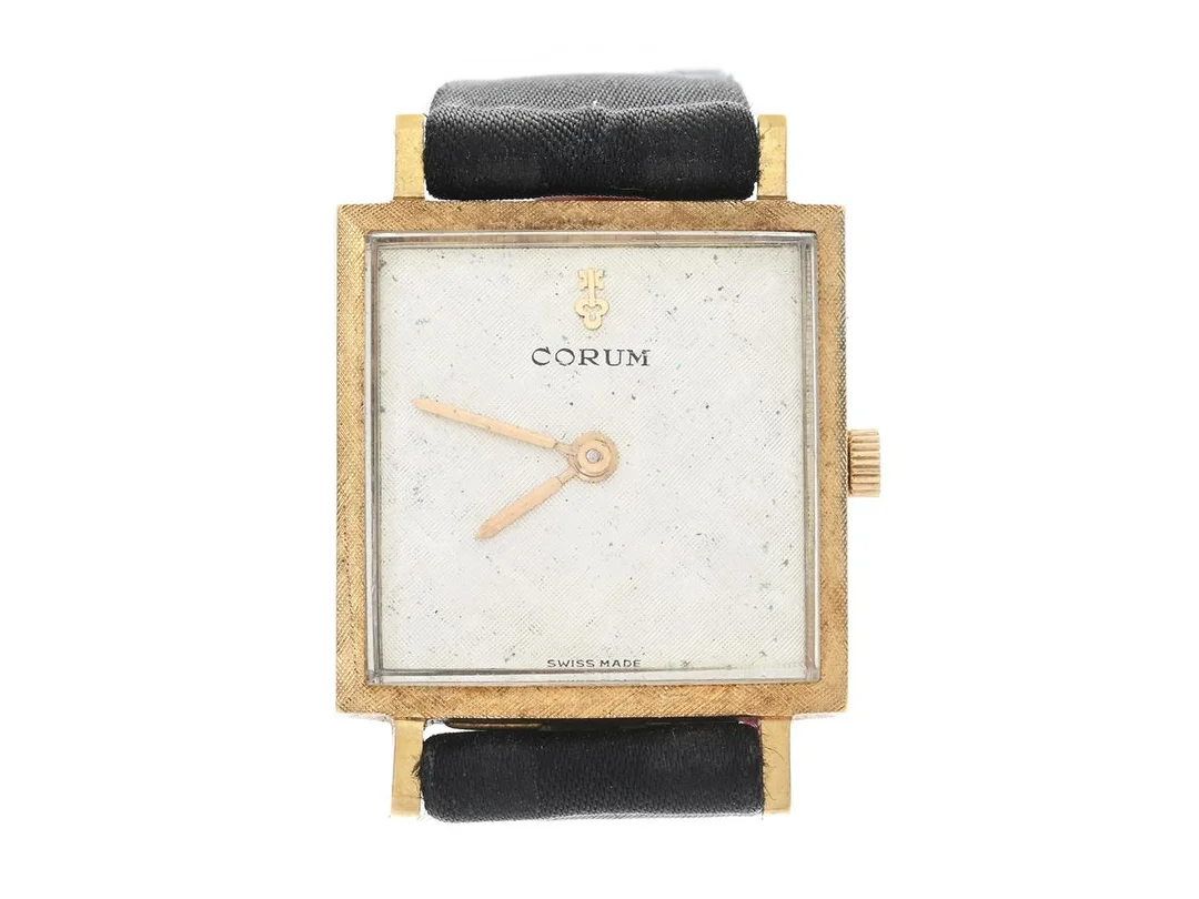 CORUM, damur, 21,5 x 21,5 (29,5) mm, Cal Felsa 4122, Serie nr. 55690, Boett nr. 5807-9, 18K guld, manuell, plexiglas, skadad urtavla, servicebehov, läderband, originalspänne i doublé, ca 1970. — Klockor/Corum — Kaplans