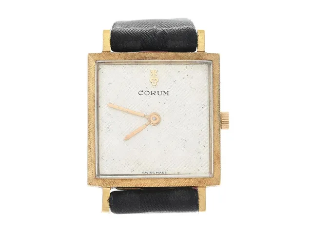 CORUM, damur, 21,5 x 21,5 (29,5) mm, Cal Felsa 4122, Serie nr. 55690, Boett nr. 5807-9, 18K guld, manuell, plexiglas, skadad urtavla, servicebehov, läderband, originalspänne i doublé, ca 1970.