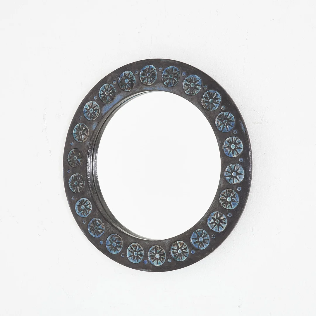 VIVI CALISSENDORFF. Spegel, ram i glaserad keramik, signerad, 1900-talets andra hälft. — Mirrors — Stockholms Auktionsverk Sickla