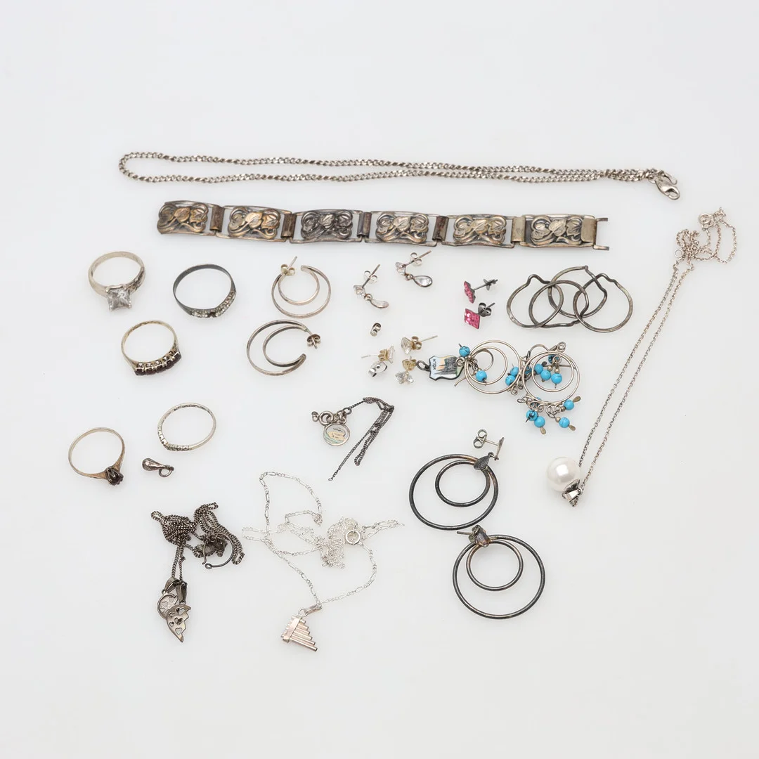 SMYCKEN 32 delar, silver, bruttovikt ca 61 gram. — Objet de vertu & Miscellaneous — Borås Auktionshall