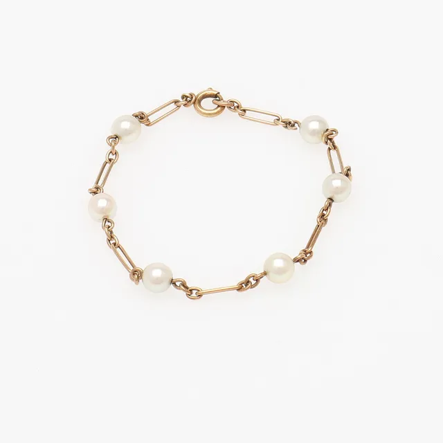 ARMBAND MED PÄRLOR.