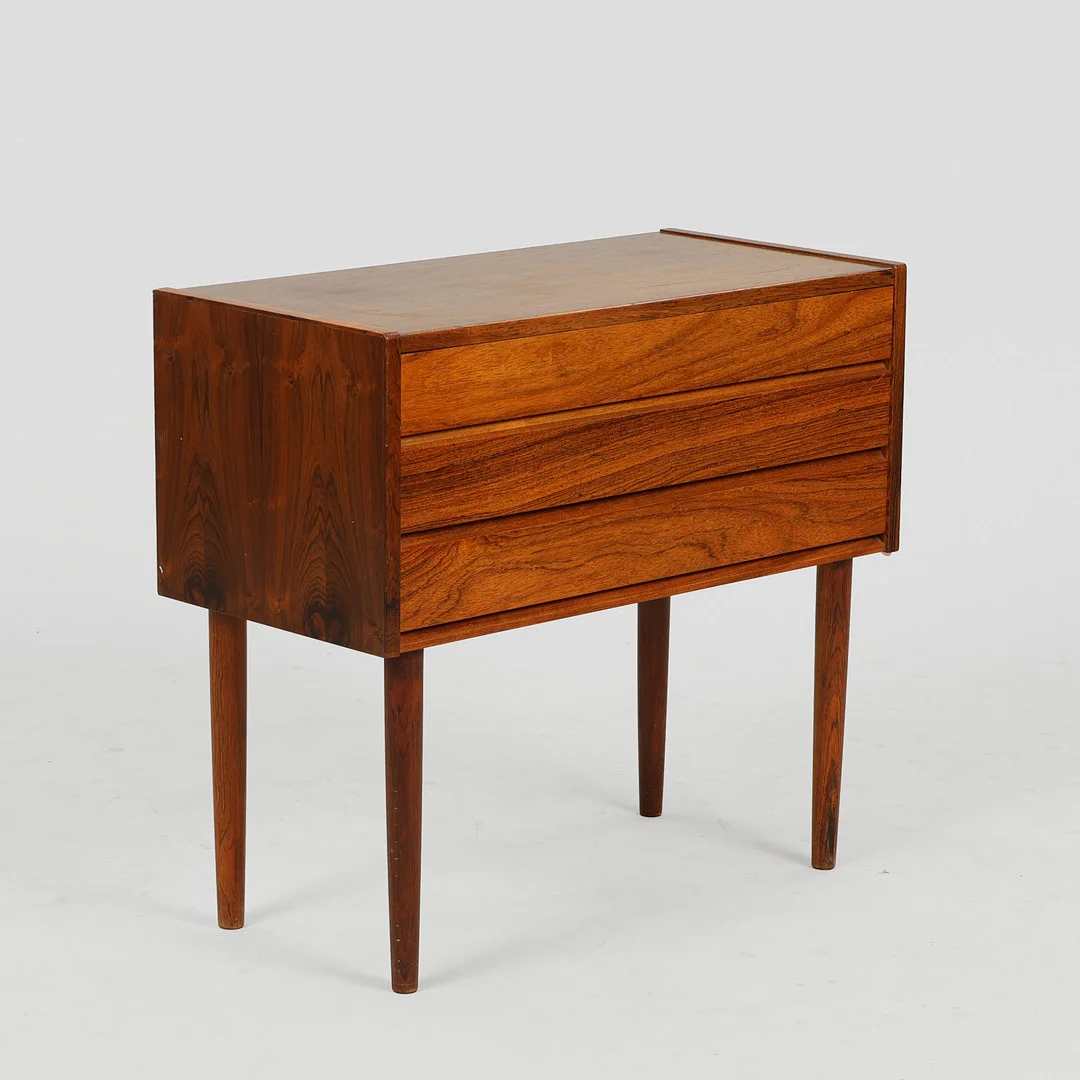 Dansk møbeldesign, lille palisander kommode, 1960'erne. — Chests of drawers — Palsgaard Kunstauktioner