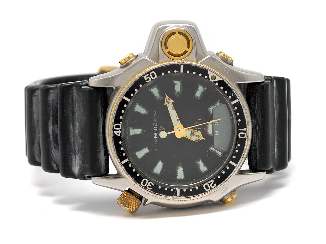 CITIZEN, Aqualand, 200M, Ref nr. CO22-088093 Y, Boett nr 4N0552 GN-4-S, herrur, 44 mm, bicolour, quartz, analog/digital, defekt, gummiband, ca 1995. — Klockor/Citizen — Kaplans
