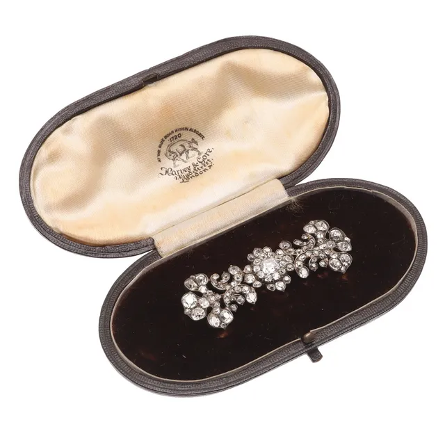 A VICTORIAN DIAMOND BROOCH.
