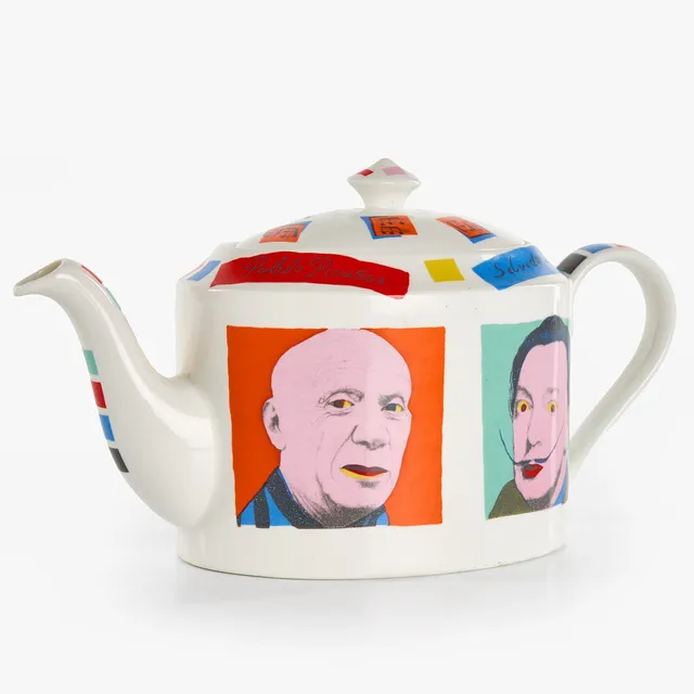 TEKANNA, porslin, "Artists by Mac products" Made in England, 1990. Dekor: Andy Warhol, David Hockney, Salvador Dalo och Pablo Picasso.