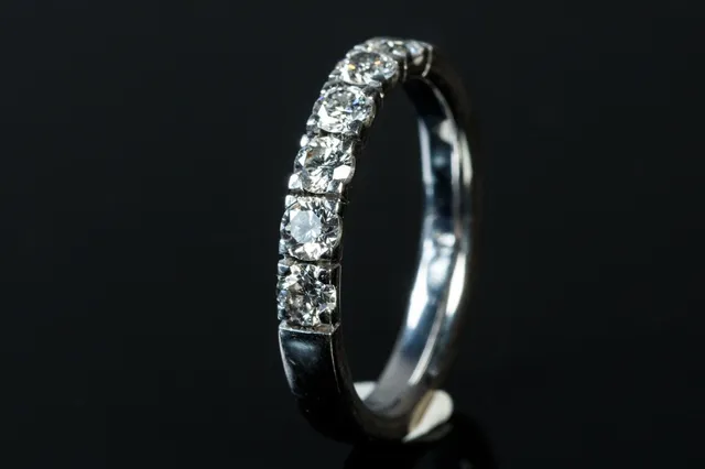 Alliancering i 14 kt. hvidguld ca. 0.70 ct.