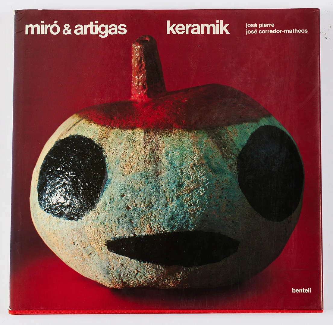 MIRÓ. PIERRE J. - CORREDOR-MATHEOS, J. Miró & Artigas - Keramik, Benteli Verlag Bern, 1974, tysk utgåva. — Books, Maps & Manuscripts — Stockholms Auktionsverk Magasin 5