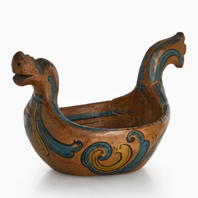 ÖLBOLLE/ÖLGÅS, Norge 1800-tal, skuren dekor i form av drake, polykrom originalmålning.