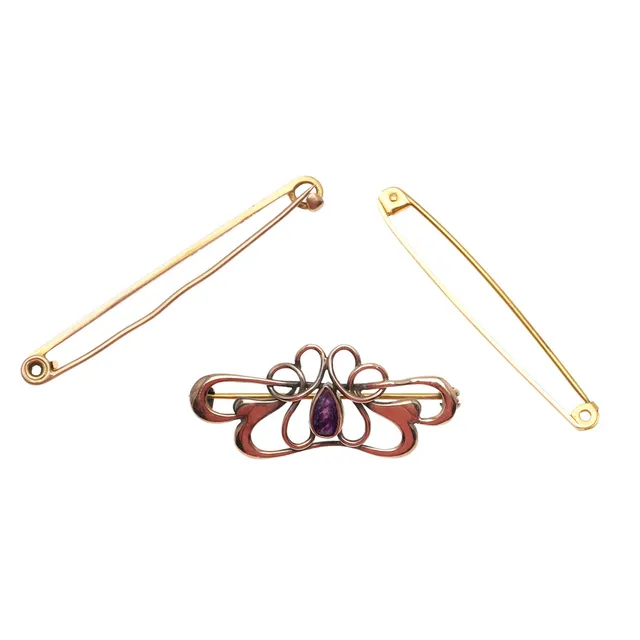 AN ART NOUVEAU 9CT GOLD AND AMETHYST BROOCH AND TWO 9CT GOLD TIE PINS.