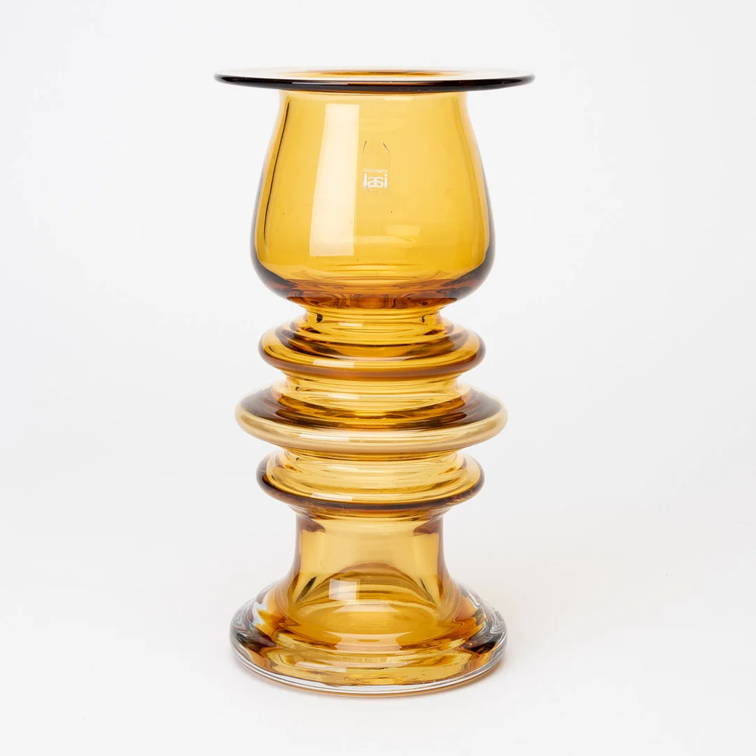 TAMARA ALADIN. Vas, gultonat glas, "Tornado",signerad och etikettmärkt, Riihimäen Lasi, Finland, 1970-tal. — Art glass — Auktionshuset Kolonn