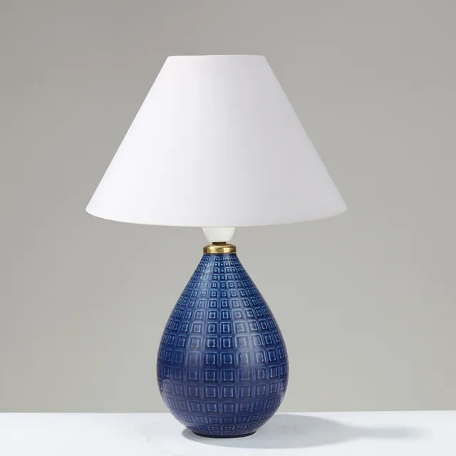 NILS THORSSON (1898-1975). Dråbeformet bordlampe af blåtglaseret fajance udsmykket med utallige kvadratiske relieffer, modelnr. 2631, Marselis-serien, Aluminia, Danmark, 1950'erne.