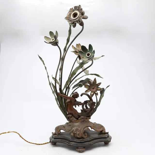 Art Nouveau table lamp in patinated calamine, early decades of the 20th Century.
