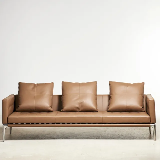 PHILIPPE STARCK. "Volage", soffa, för Cassina, Italien, 3-sitsig modell, djuphäftad läderklädsel med lösa ryggplymåer.