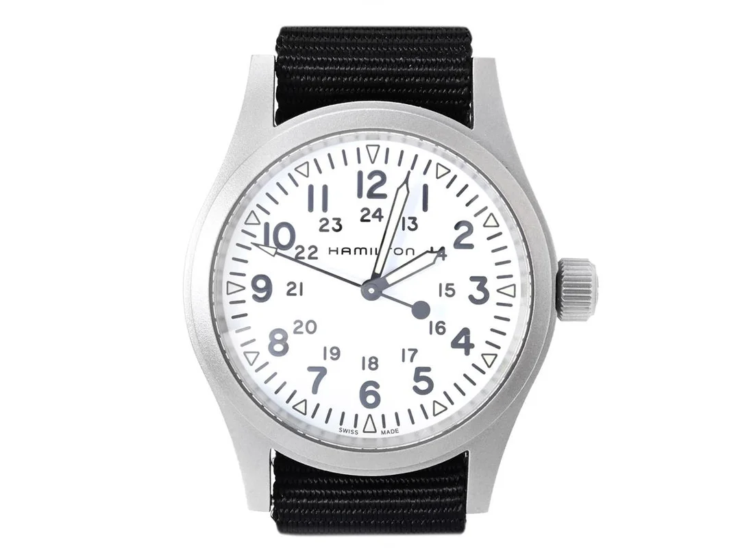 HAMILTON, Khaki Field, Cal ETA C07701, Serie nr. 5BX95917Q, Ref nr. H69439910, Boett nr. H704450, herrur, 38 mm, stål, manuell, safirglas, NATO-band, originalspänne, cert, juli 2025, box, ytterkartong. — Klockor/Hamilton — Kaplans