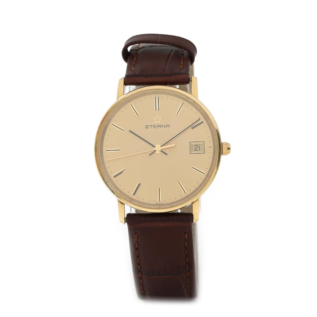 Wristwatch of 18k gold, ref. 4100.68. Quartz and date indication. Brown embossed leather strap with C-clasp. Ø 34 mm. — Clocks & watches/Wristwatches — Bruun Rasmussen