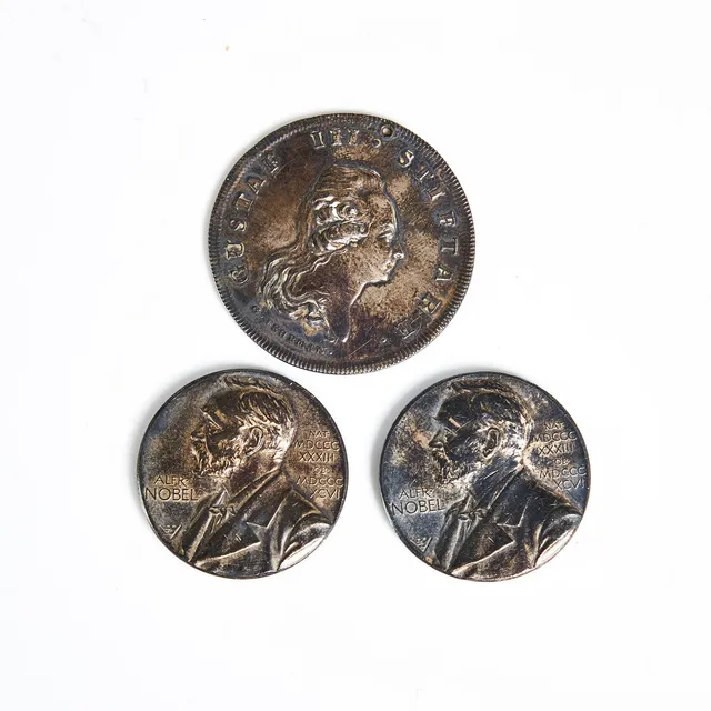 Minnesmedaljer, 3 st, 2 st i silver över Alfred Nobel Alfred Nobel silver graverad 1920, samt, 1 st Svenska Akademien "Snille och Smak".