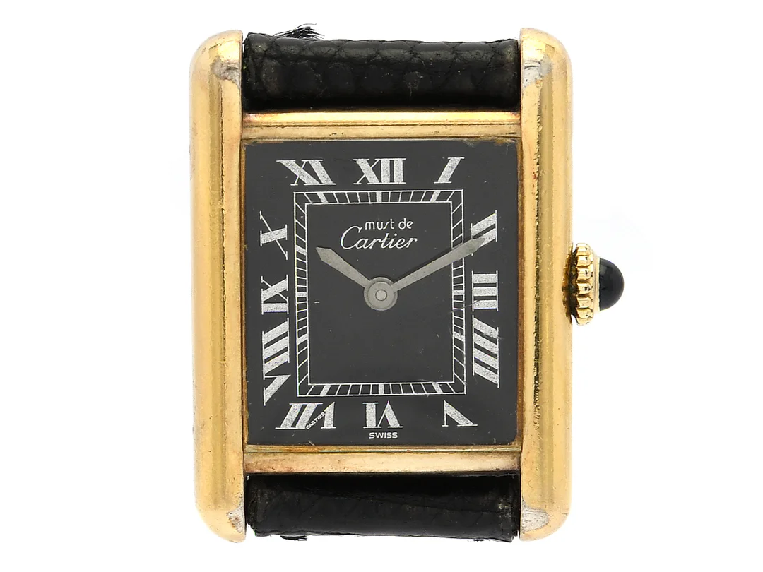 must de CARTIER, Tank, Cal 78-1 (ETA 2512-1), Boett nr. 3 167079, damur, 20,5 x 20 (28) mm, förgyllt silver (förgyllning delvis bortnött), manuell, mineralglas (skadat), skadad urtavla, läderband, originalspänne i gulmetall, cert, augusti 1981, tygpåse. — Klockor/Cartier — Kaplans